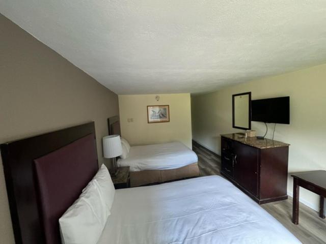 Town Inn Bordentown Bagian luar foto